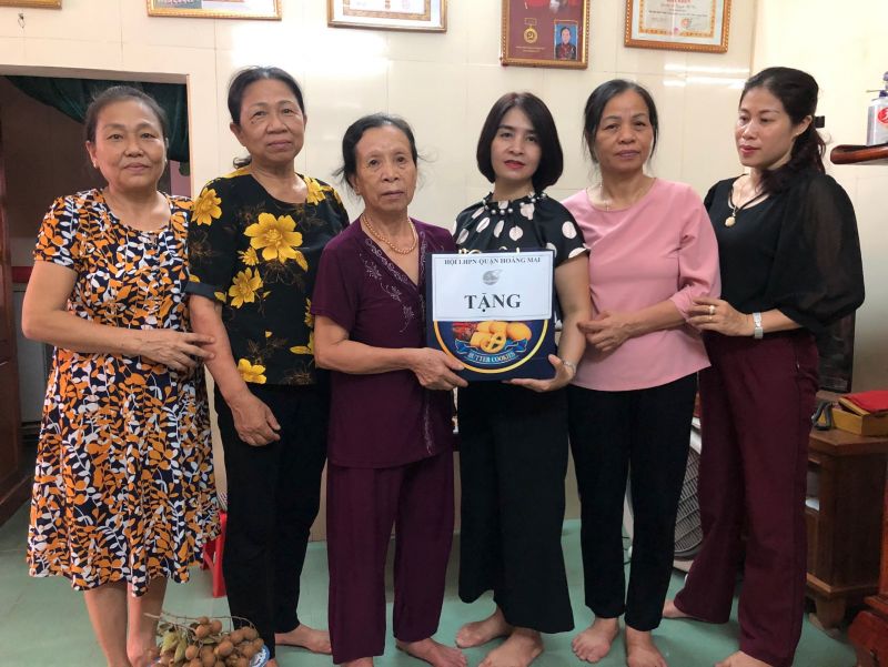 Cán bộ Hội thăm và tặng quà mẹ Cán bộ Hội thăm và tặng quà mẹ