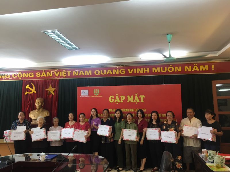 Hội LHPN quận phối hợp với Công an quận Hoàng Mai, công ty cổ phần Charme Perfume tổ chức gặp mặt, tặng quà các gia đình chính sách có hoàn cảnh khó khăn