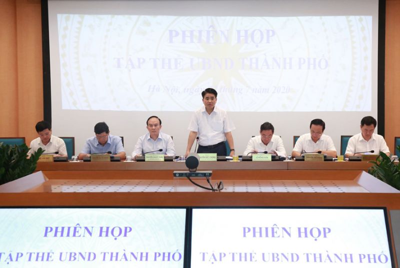 Chủ tịch UBND thành phố Hà Nội Nguyễn Đức Chung phát biểu tại phiên họp.