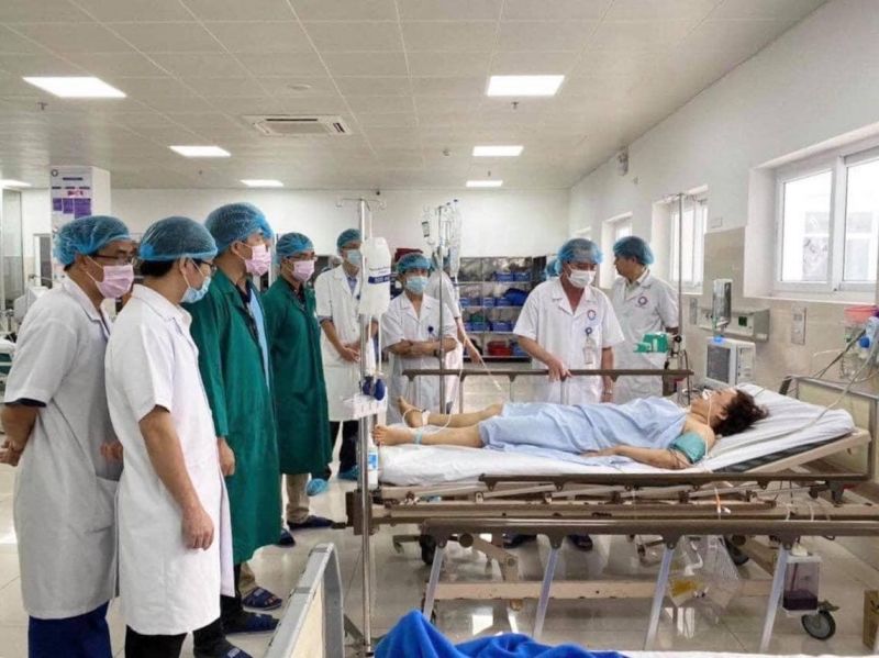 Ekip bác sĩ BV Việt Đức trực tiếp tham gia điều trị cho người bệnh. Ekip bác sĩ BV Việt Đức trực tiếp tham gia điều trị cho người bệnh.