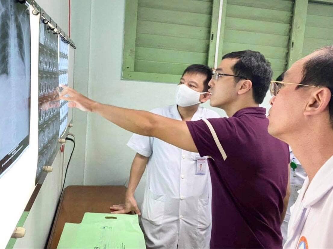 Các bác sĩ hội chẩn tình hình sức khoẻ của bệnh nhân. Các bác sĩ hội chẩn tình hình sức khoẻ của bệnh nhân.