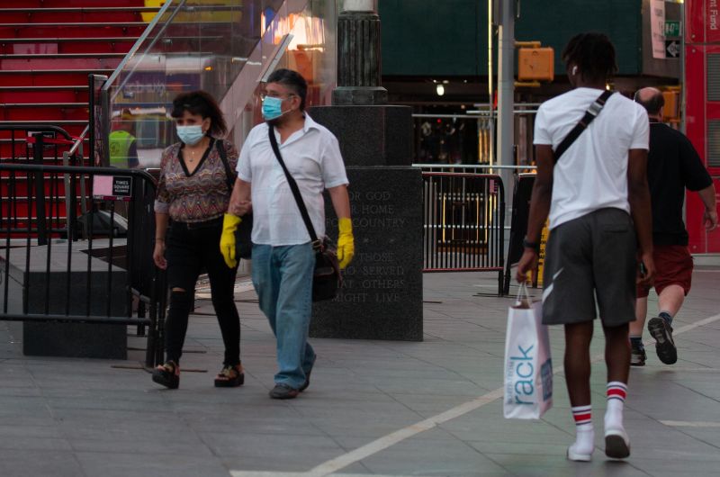 Người dân đeo khẩu trang ở New York, Mỹ để phòng dịch Covid-19 Người dân đeo khẩu trang ở New York, Mỹ để phòng dịch Covid-19