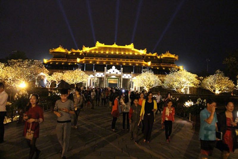 Thí điểm kéo dài thời gian tổ chức hoạt động dịch vụ ban đêm đến 6 giờ sáng - ảnh 1