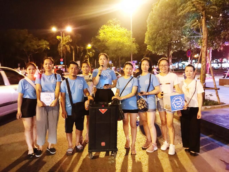 Vào tối thứ bẩy hàng tuần, các thành viên câu lạc bộ lại chia thành các tốp nhỏ rong ruổi khắp các đường phố của Thủ đô, dùng lời ca tiếng hát của chính mình để góp nhặt từng đồng kinh phí