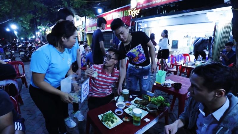 Đi từng ngõ, ngỏ từng người để xin tiền gây quỹ cho CLB