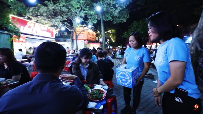 Thành viên câu lạc bộ Thiện Tâm 1983 đi hát, xin tiền gây quỹ để giúp đỡ những mảnh đời bất hạnh