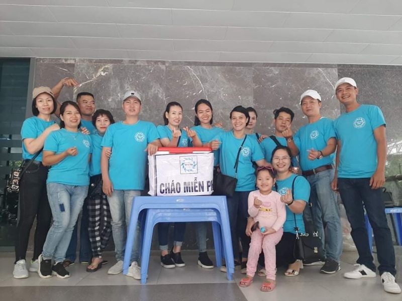 Các thanh viên trong câu lạc bộ phát cháo miễn phí tại bệnh viện