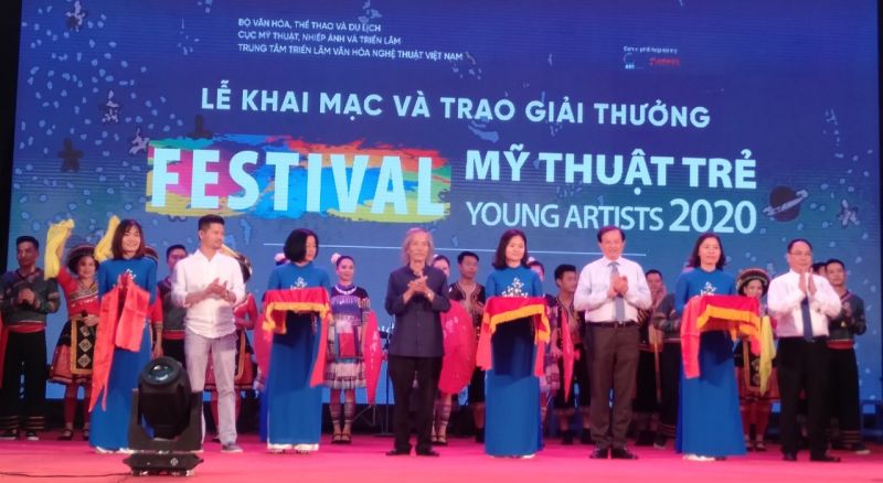 Trong khuôn khổ lễ trao giải, BTC cũng đã cắt băng khai mạc triển lãm