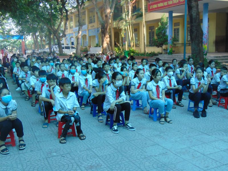 Khai giảng năm học mới cần đảm bảo ngồi giãn cách.