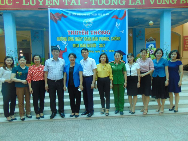 Các đồng chí lãnh đạo chụp hình lưu niệm