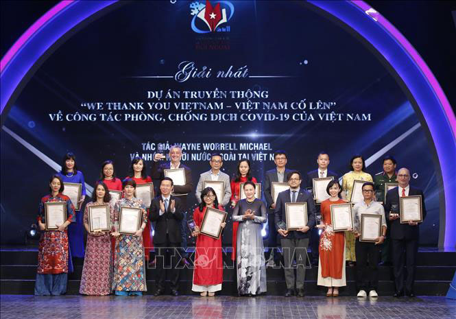 Chủ tịch Quốc hội Nguyễn Thị Kim Ngân và đồng chí Võ Văn Thưởng, Ủy viên Bộ Chính trị, Bí thư Trung ương Đảng, Trưởng Ban Tuyên giáo Trung ương trao giải Nhất cho các tác giả, nhóm tác giả có tác phẩm đạt giải. Chủ tịch Quốc hội Nguyễn Thị Kim Ngân và đồng chí Võ Văn Thưởng, Ủy viên Bộ Chính trị, Bí thư Trung ương Đảng, Trưởng Ban Tuyên giáo Trung ương trao giải Nhất cho các tác giả, nhóm tác giả có tác phẩm đạt giải.
