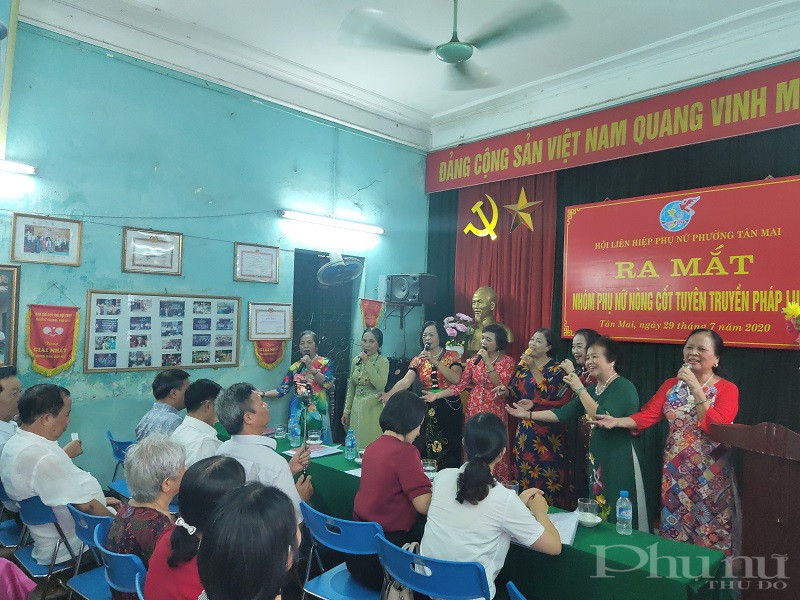 Các tiết mục văn nghệ do chị em trong khu dân cư số 8 thể hiện