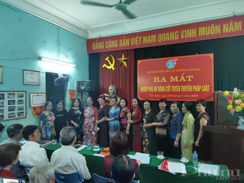 Các thành viên của nhóm ra mắt tại hội nghị