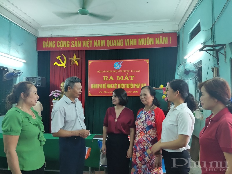 Nhóm phụ nữ nòng cốt tuyên truyền pháp luật do Hội LHPN phường thành lập được lãnh đạo Phường, chính quyền địa phương đồng tình ủng hộ