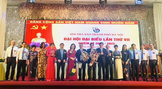 Đồng ch&iacute; Ng&ocirc; Thị Thanh Hằng v&agrave; đồng ch&iacute; Hồ Quang Lợi tặng hoa ch&uacute;c mừng Ban chấp h&agrave;nh kh&oacute;a VII nhiệm kỳ 2020-2025 ra mắt Đại hội.
