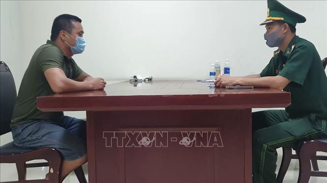 Đối tượng Đoàn Quý Hợi (bên trái) tại cơ quan chức năng. Ảnh: TTXVN phát Đối tượng Đoàn Quý Hợi (bên trái) tại cơ quan chức năng. Ảnh: TTXVN phát