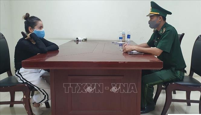 Đối tượng Bùi Thị Trà Giang (bên trái) tại cơ quan chức năng. Ảnh: TTXVN phát Đối tượng Bùi Thị Trà Giang (bên trái) tại cơ quan chức năng. Ảnh: TTXVN phát