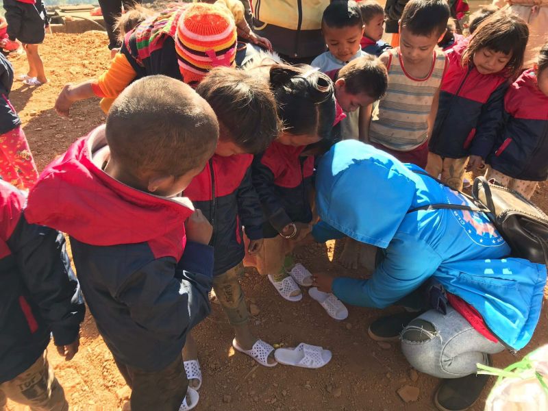 Trao tặng quà và quần áo, dép cho học sinh nghèo tại Huổi Mí, Hua Thanh, Điện Biên