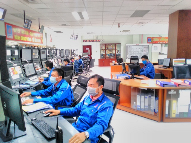 Chỉ nhân sự có nhiệm vụ mới được vào Phòng Điều khiển Trung tâm và phải đeo khẩu trang, sát khuẩn, rửa tay thường xuyên.