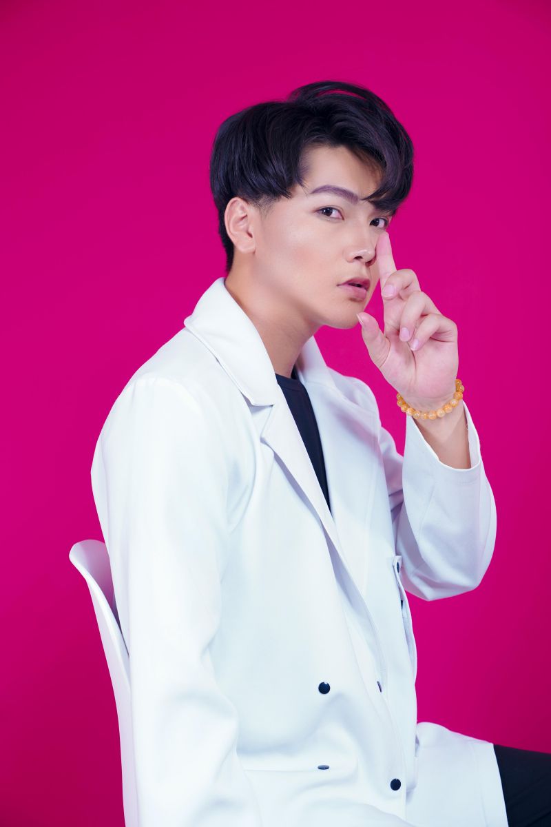 Nam ca sĩ diện bộ vest cá tính cùng với layout makeup nhẹ nhàng, vẫn giữ được nét nam tính và đầy trẻ trung của mình Nam ca sĩ diện bộ vest cá tính cùng với layout makeup nhẹ nhàng, vẫn giữ được nét nam tính và đầy trẻ trung của mình