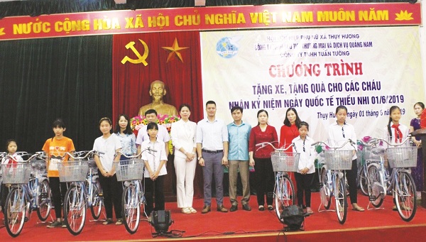 Chị Ngô Thị Thanh tặng xe đạp cho học sinh nghèo tại xã Thụy Hương