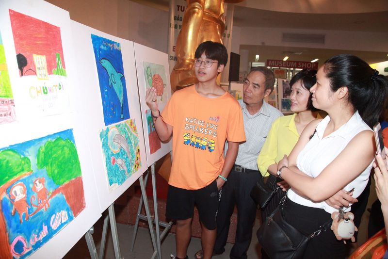 Các em giới thiệu về triển lãm đến người xem Các em giới thiệu về triển lãm đến người xem