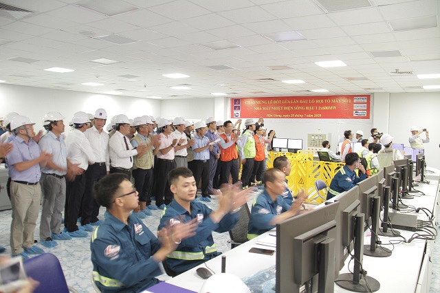 Lãnh đạo PVN, Tổng thầu LILAMA và đại biểu chứng kiến dấu mốc đốt lửa lần đầu Lò hơi Tổ máy số 1 NMNĐ Sông Hậu 1. Lãnh đạo PVN, Tổng thầu LILAMA và đại biểu chứng kiến dấu mốc đốt lửa lần đầu Lò hơi Tổ máy số 1 NMNĐ Sông Hậu 1.