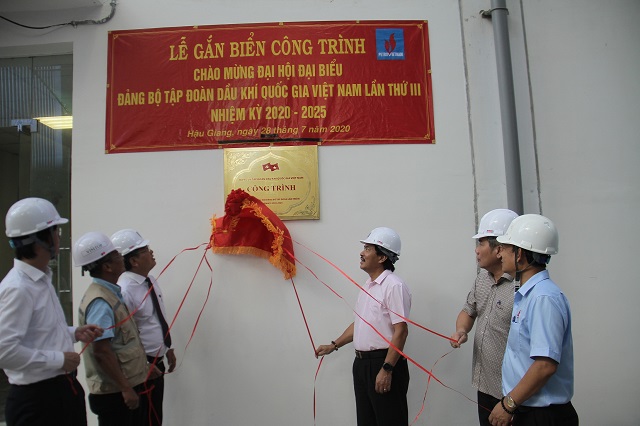 Thực hiện nghi thức gắn biển công trình chào mừng Đại hội Đảng bộ Tập đoàn lần thứ III. Thực hiện nghi thức gắn biển công trình chào mừng Đại hội Đảng bộ Tập đoàn lần thứ III.