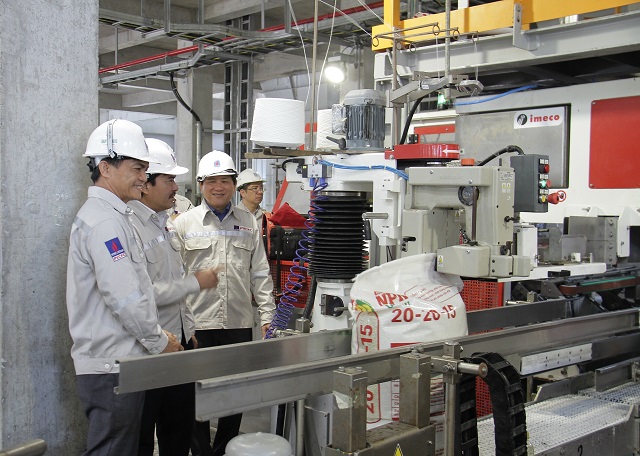 Đoàn đại biểu tham quan dây chuyển sản xuất phân bón phức hợp từ urea nóng chảy của Đạm Cà Mau. Đoàn đại biểu tham quan dây chuyển sản xuất phân bón phức hợp từ urea nóng chảy của Đạm Cà Mau.