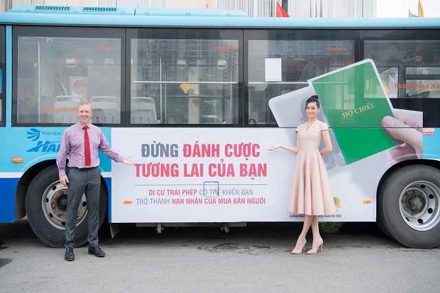 Hoa hậu tham gia lễ căng khẩu hiệu trên xe bus trong chiến dịch Hoa hậu tham gia lễ căng khẩu hiệu trên xe bus trong chiến dịch