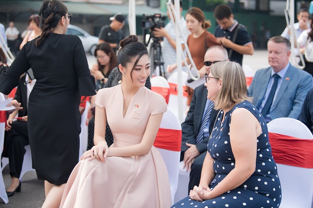 Với trình độ tiếng Anh 7.5 IELTS, Lương Thùy Linh tự tin giao tiếp với quan khách Quốc tế Với trình độ tiếng Anh 7.5 IELTS, Lương Thùy Linh tự tin giao tiếp với quan khách Quốc tế