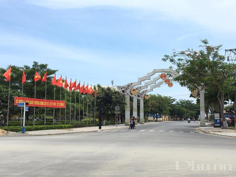 Trên đường phố, chỉ còn lác đác một vài người đi lại, hàng quán đóng cửa và không có nhiều khách du lịch như trước. Trên đường phố, chỉ còn lác đác một vài người đi lại, hàng quán đóng cửa và không có nhiều khách du lịch như trước.