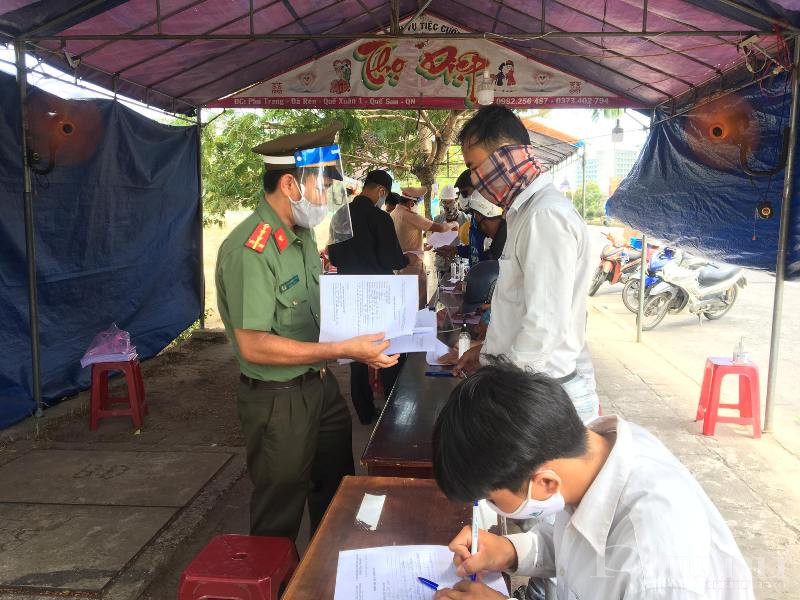 Người dân tiến hành khai báo y tế tại trạm kiểm soát trước khi vào TP. Hội An. Người dân tiến hành khai báo y tế tại trạm kiểm soát trước khi vào TP. Hội An.