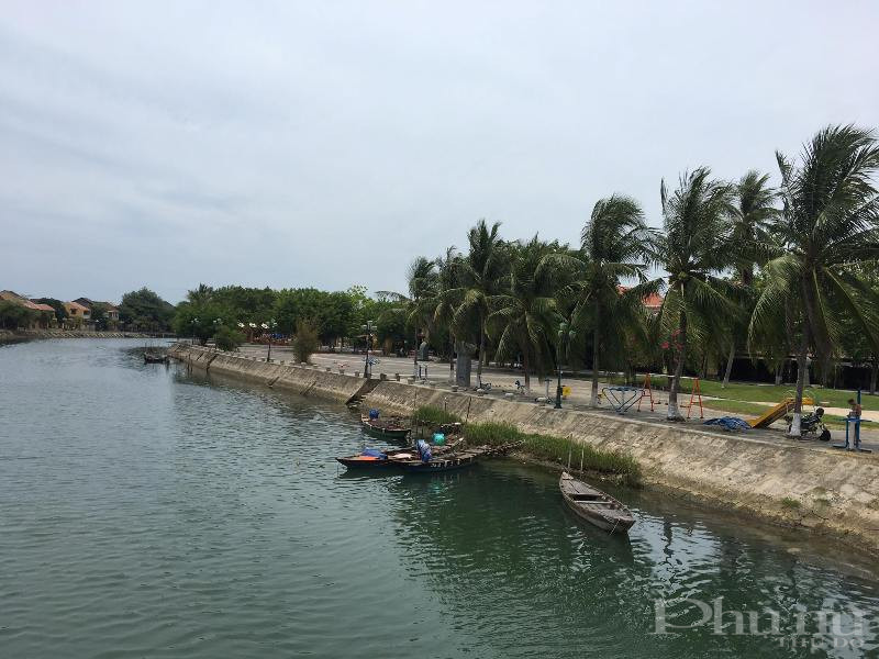 Những con thuyền trên sông Hoài - TP Hội An thường ngày đông đúc du khách trải nghiệm nay cũng nằm lặng lẽ bên bờ sông. Những con thuyền trên sông Hoài - TP Hội An thường ngày đông đúc du khách trải nghiệm nay cũng nằm lặng lẽ bên bờ sông.