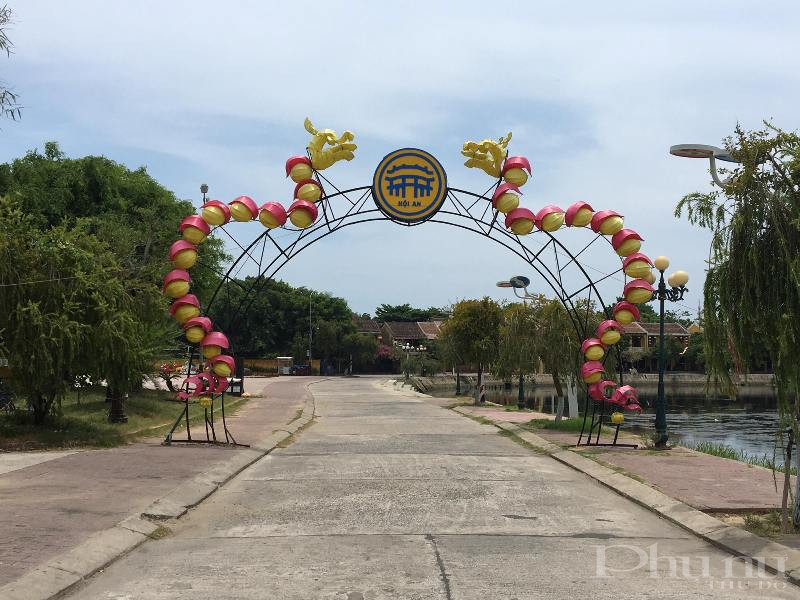Tại nhiều tuyến phố trung tâm của khu du lịch TP. Hội An, sự vắng lặng gần như tuyệt đối. Tại nhiều tuyến phố trung tâm của khu du lịch TP. Hội An, sự vắng lặng gần như tuyệt đối.