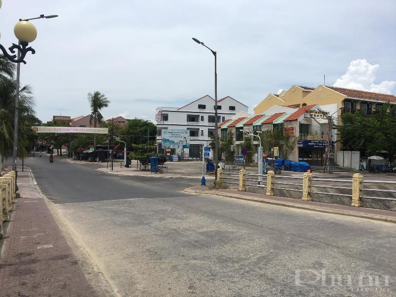 Tại nhiều tuyến phố, sự vắng lặng gần như tuyệt đối. Tại nhiều tuyến phố, sự vắng lặng gần như tuyệt đối.