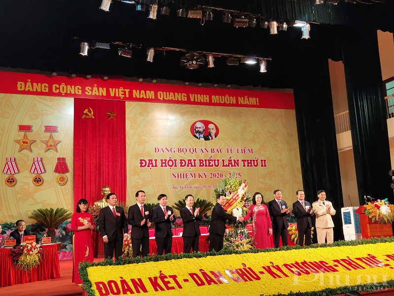 Đồng chí Ngô Thị Thanh Hằng - Ủy viên Trung ương Đảng, Phó Bí thư Thường trực Thành ủy Hà Nội tặng hoa chúc mừng đại hội Đồng chí Ngô Thị Thanh Hằng - Ủy viên Trung ương Đảng, Phó Bí thư Thường trực Thành ủy Hà Nội tặng hoa chúc mừng đại hội