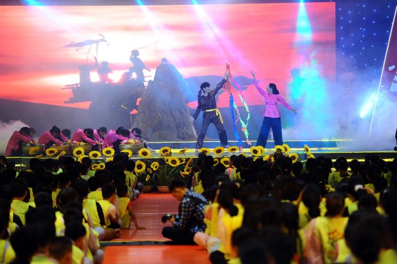 ...tham gia các trò chơi dân gian, các kỹ năng tự lập cho bản thân.