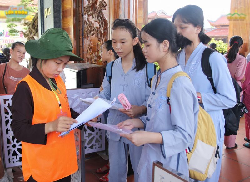 khóa tu được quản lý rất chặt chẽ, từ việc sử dụng các thiết bị điện tử cho đến sinh hoạt