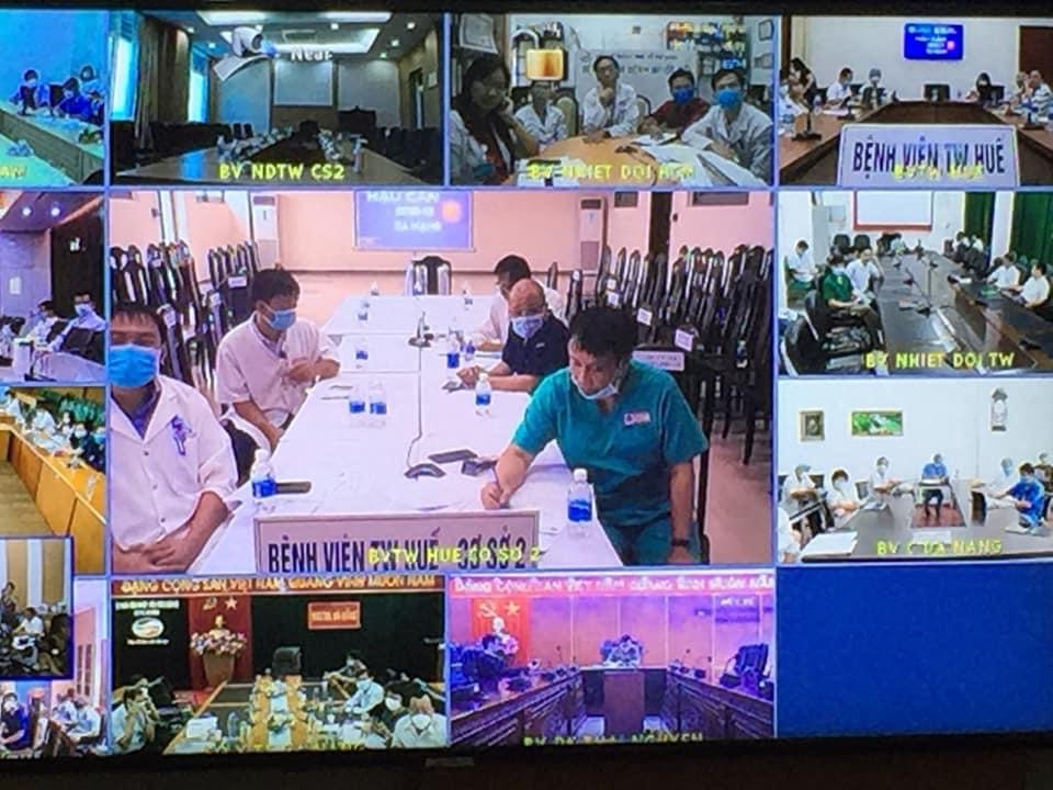Chuyên gia y tế các đầu cầu hội chẩn trường hợp bệnh nhân mắc Covid-19 nặng.