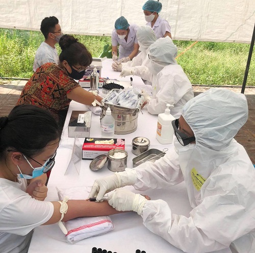 Quận Hai Bà Trưng tiến hành xét nghiệm cho người dân về từ Đà Nẵng. Ảnh: Thiện Tâm.