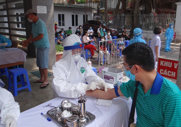 Xét nghiệm nhanh Covid-19 tại quận Hoàn Kiếm