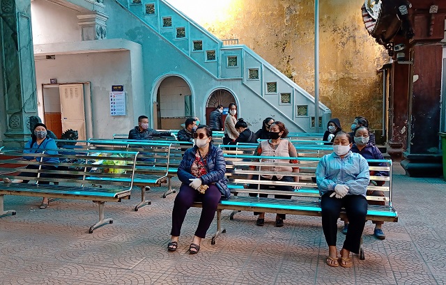 Người dân giữ đúng khoảng cách quy định khi chờ viếng tại Nhà tang lễ Phùng Hưng