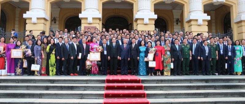 C&aacute;c đại biểu chụp ảnh lưu niệm tại Hội nghị