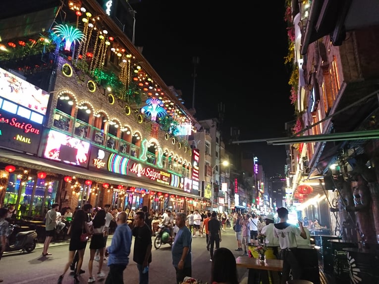 Thành phố Hồ Chí Minh tạm ngưng hoạt động các cơ sở kinh doanh dịch vụ.