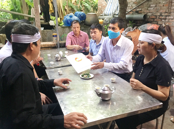 Phó Chủ tịch Thường trực Ủy ban MTTQ Việt Nam Thành phố Nguyễn Anh Tuấn trao hỗ trợ gia đình các nạn nhân Phó Chủ tịch Thường trực Ủy ban MTTQ Việt Nam Thành phố Nguyễn Anh Tuấn trao hỗ trợ gia đình các nạn nhân