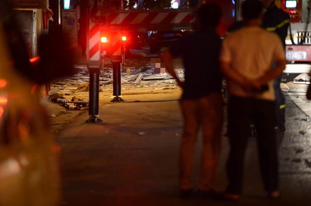 Cận cảnh nạn nhân tử vong dưới chân công trình.