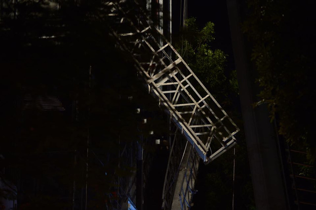 Sàn nâng người bị gãy treo lơ lửng trên công trình.