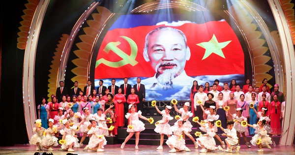 Vinh quang non sông Việt Nam  là chủ đề Hội thi Tuyên truyền lưu động kỷ niệm 75 năm Quốc dân Đại hội Tân Trào, Cách mạng tháng Tám, Quốc khánh 2/9 và chào mừng Đại hội Đảng bộ các cấp sẽ được tổ chức từ ngày 7 đến 12/8/2020.