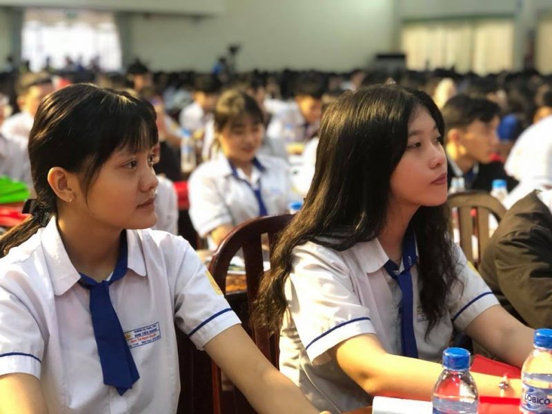 Một năm học đầy khó khăn đối với học sinh lớp 12 Một năm học đầy khó khăn đối với học sinh lớp 12